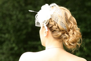 Flechtfrisur mit Fascinator Flechtfrisur mit Fascinator
